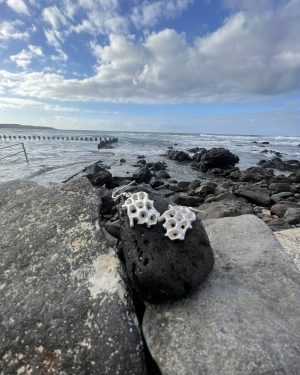 Pendiente esponja de mar brillo
