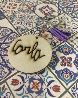 Llavero de madera con borlita